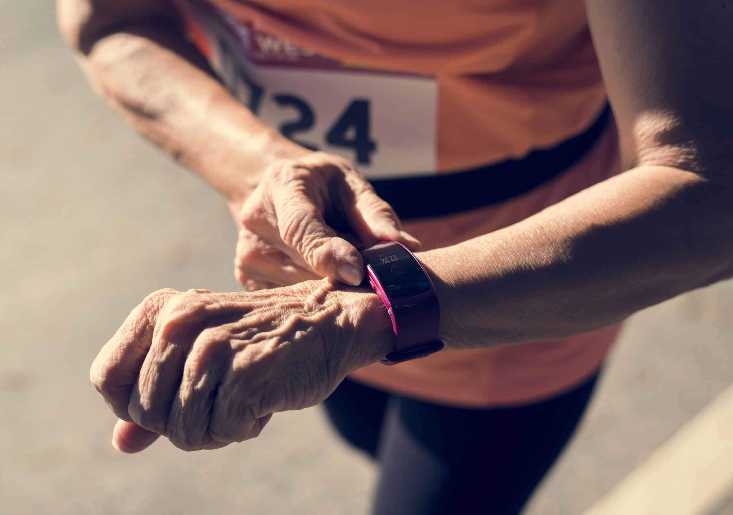 Best Fitness Trackers for the Elderly (+Buying Guide!) Tips for happy